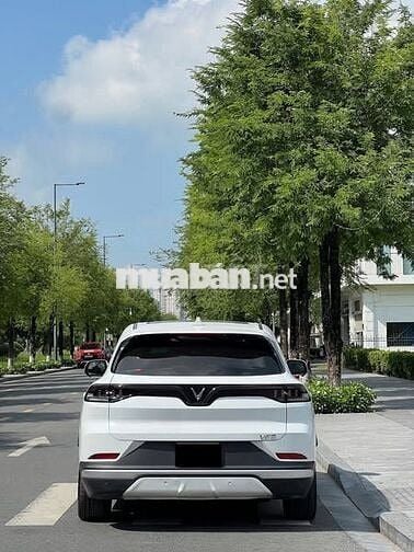 VF8 plus 2023 mua pin Catl màu trắng/xanh navi
