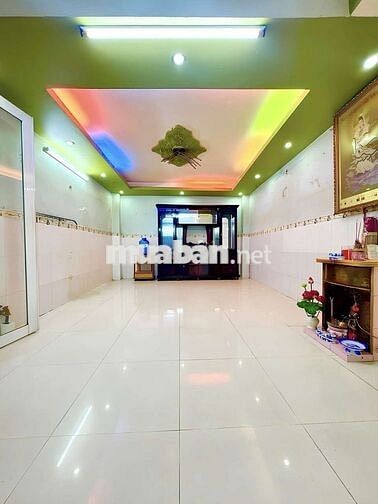Nhà Đẹp - Sát Đường Xe Hơi Chỉ Vài Bước Chân - Đúc 2 Tầng - 3 PN.