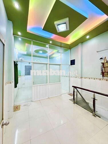 Nhà Đẹp - Sát Đường Xe Hơi Chỉ Vài Bước Chân - Đúc 2 Tầng - 3 PN.