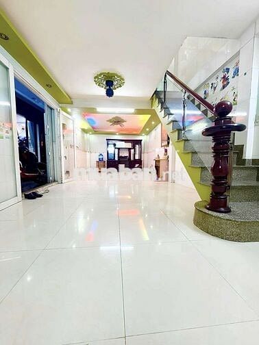 Nhà Đẹp - Sát Đường Xe Hơi Chỉ Vài Bước Chân - Đúc 2 Tầng - 3 PN.
