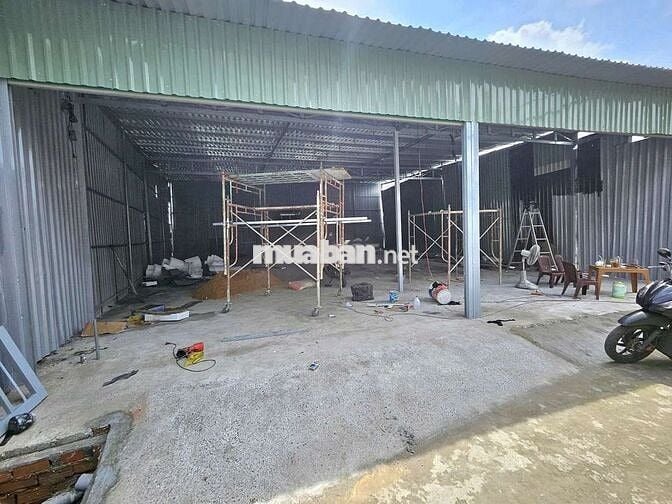 Cần cho thuê nhà xưởng P ĐHT  CŨ .Q12. DT 12*18  xưởng mời hẻm xe tải
