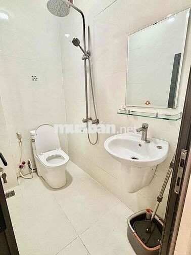 Phòng trọ toilet riêng máy lạnh nhà mặt tiền