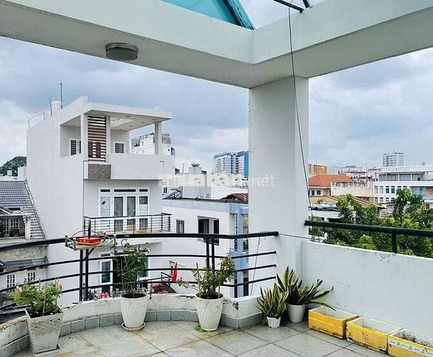 Phòng trọ studio 30m2  có ban công. P2 Q BThanh Cách quận 1 5p