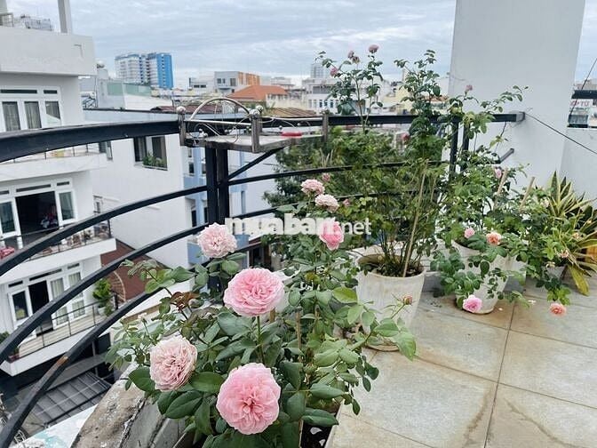 Phòng trọ studio 30m2  có ban công. P2 Q BThanh Cách quận 1 5p