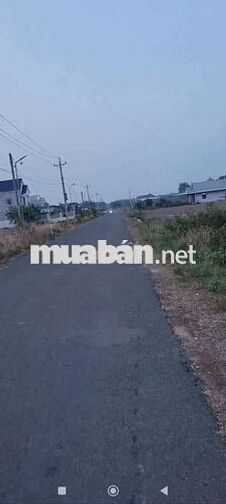 Đất thổ cư .diện tích 200m2 . thổ cư 100. mặt tiền đường nhựa