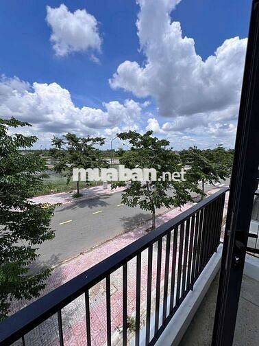 Bán nhà 1 trệt 2 lầu 1 sân thượng SHR giá 2 tỷ 7 mt đường vành đai 4