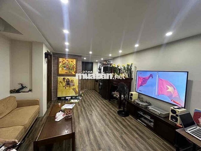 Bán Căn Hộ Ngay Phố Nguyễn Văn Cừ,Gần Cầu Chương Dương,Vị Trí Đẹp 70M