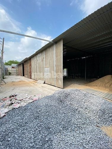 Cho thuê gấp 2000m2 đất mặt tiền sát Võ Trần Chí. 