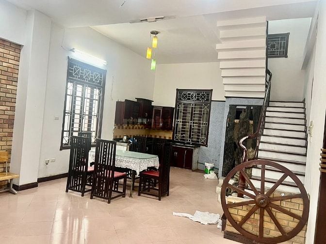 Cho thuê nhà biệt thự 3 mặt thoáng, phố Lâm Du, đầu cầu Chương Dương