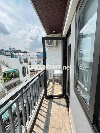 căn hộ dịch vụ + ban công siêu lớn