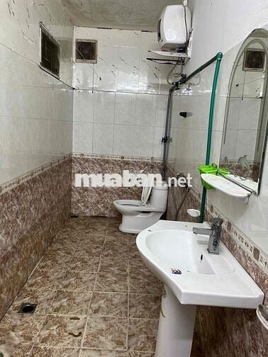 Cho thuê nhà cho gia đình ở Ngõ 3 đường Phan Trọng Tuệ. Nhà mái bằng d