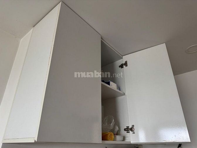 Tủ bếp gỗ mới 95% thiết kế đơn giản sang trọng.