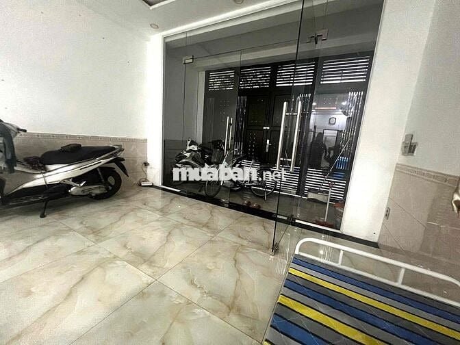Cần cho thuê gấp nhà nguyên căn hẻm xe hơi. lê văn duyệt p1. bt