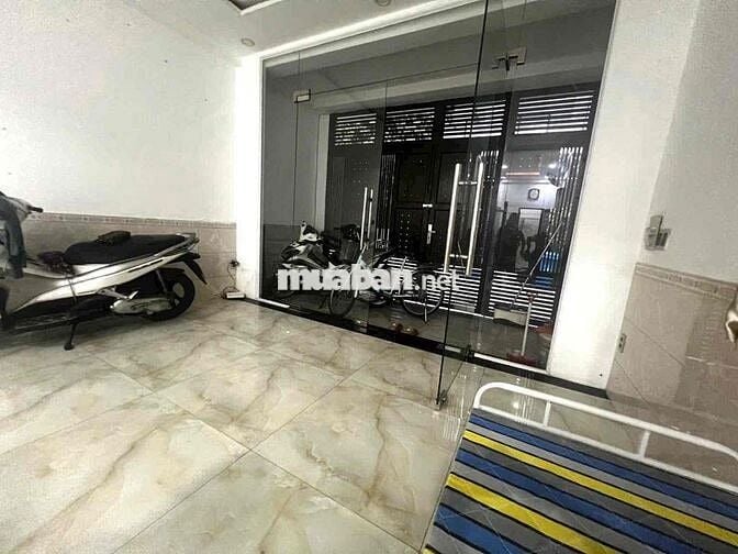 Cần cho thuê gấp nhà nguyên căn hẻm xe hơi. lê văn duyệt p1. bt