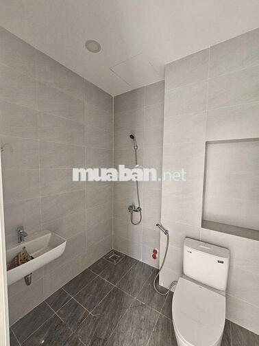 Bán nhanh nhà 1 trệt 2 lầu, 4pn + 2wc_ Cách Hóc Môn 1km, thương lượng