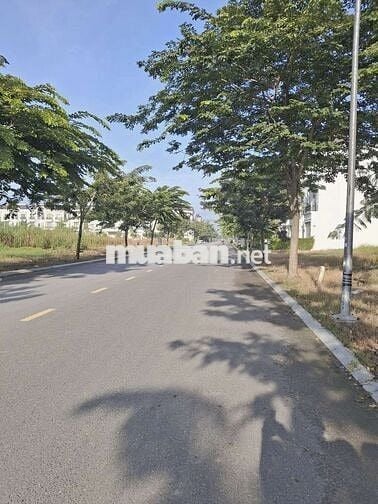 Bán nhanh nhà 1 trệt 2 lầu, 4pn + 2wc_ Cách Hóc Môn 1km, thương lượng