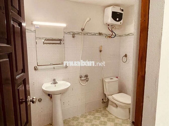 Phòng trọ khép kín nội thất cơ bản mặt phố trung tâm Văn Quán