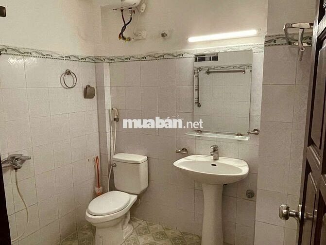 Phòng trọ khép kín nội thất cơ bản mặt phố trung tâm Văn Quán