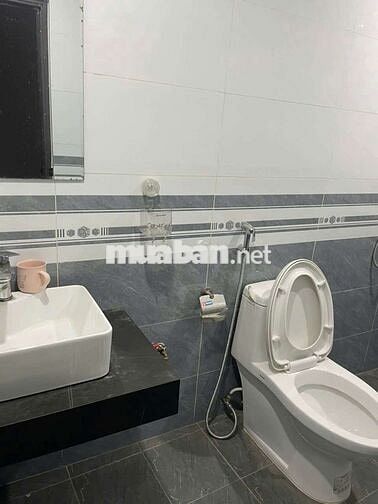 Gia đình chuyển chỗ ở cần bán lại căn nhà mới xây 6 tầng đẹp sẵn đồ