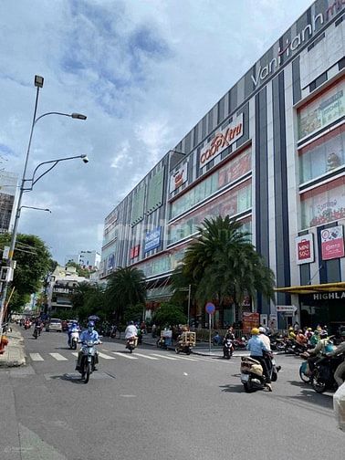 Bán gấp nhà MT ngay Vạn Hạnh MALL P.12 Quận 10 DT 10,7 x 18m giá 72 tỷ