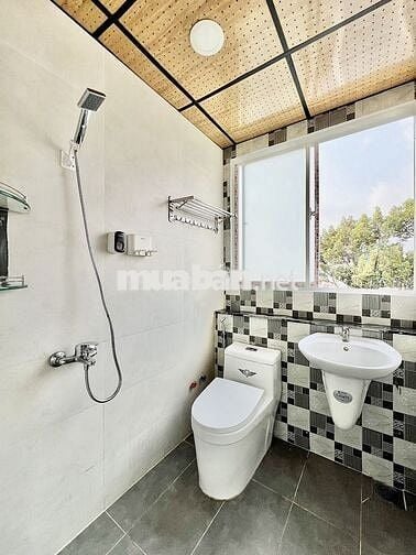 PHÒNG BAN CÔNG ĐẦY ĐỦ TIỆN NGHI NGAY CHỢ BÀU SEN, ĐH UEH