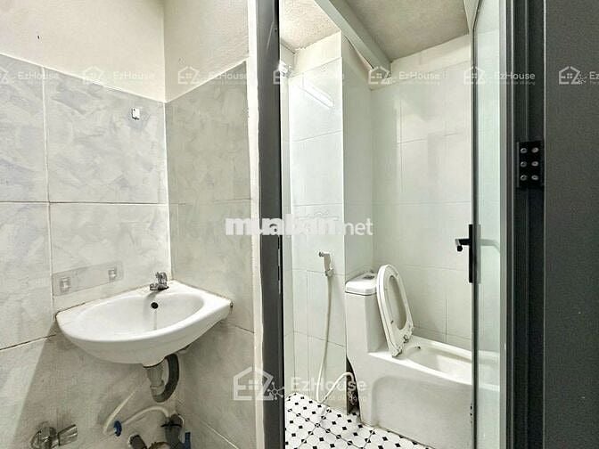 CHO THUÊ PHÒNG GÁC RỘNG RÃI GIỮA ĐƯỜNG LỚN CỘNG HÒA VÀ TRƯỜNG CHINH
