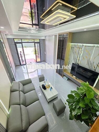 Nhà mặt tiền kinh doanh sổ hồng hoàn công trang bị thang máy