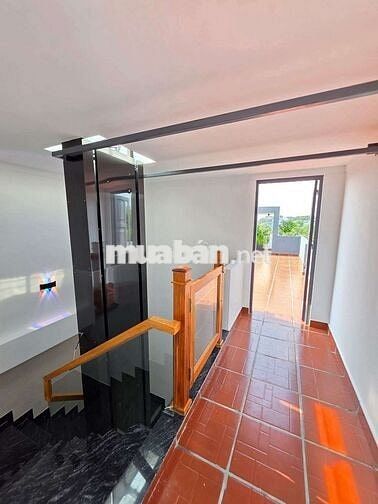 Nhà mặt tiền kinh doanh sổ hồng hoàn công trang bị thang máy