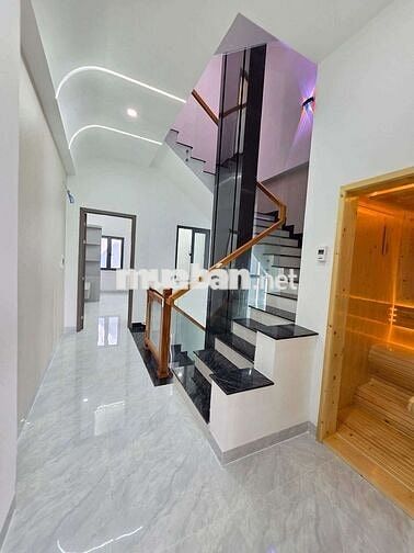 Nhà mặt tiền kinh doanh sổ hồng hoàn công trang bị thang máy