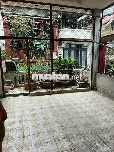Cần cho thuê nhà nguyên căn 4 tầng 56m2 tại đường Trần Quốc Hoàn,HN.