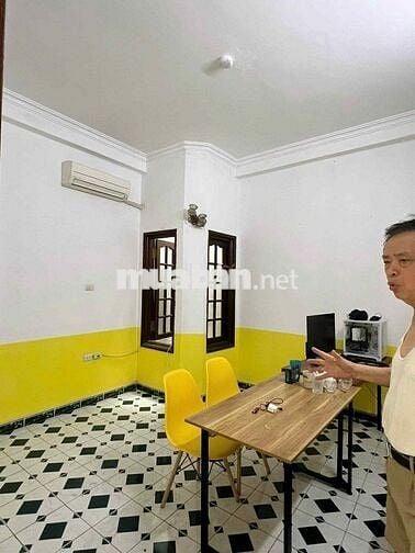Cần cho thuê nhà nguyên căn 4 tầng 56m2 tại đường Trần Quốc Hoàn,HN.
