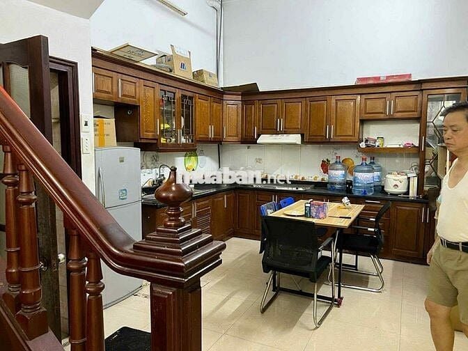 Cần cho thuê nhà nguyên căn 4 tầng 56m2 tại đường Trần Quốc Hoàn,HN.