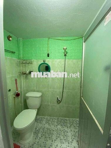Phòng sạch sẽ có gác . Sân đậu oto thoải mái. gần hành chính công