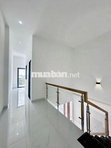 NHÀ 1 LẦU 1 TRỆT HIỆN ĐẠI SỔ RIÊNG NẰM Ở GẦN GIÁP BỬU LONG