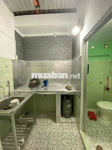 Phòng sạch sẽ có gác . Sân đậu oto thoải mái. gần hành chính công