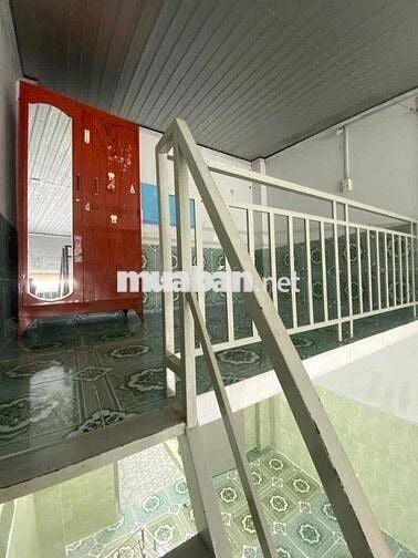 Phòng sạch sẽ có gác . Sân đậu oto thoải mái. gần hành chính công