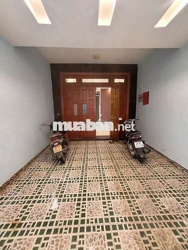 Nhà Sạch Sẻ DT 4x18 1Trệt 2Lầu 3Pn 4Wc Sân Rộng Đậu Ôtô Hẻm Xe Tải