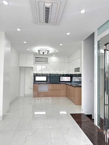 Bán nhà 6 tầng thang máy, P/Lô phố Hoàng Quốc Viêt, Dt 65m2, Mt 5m.