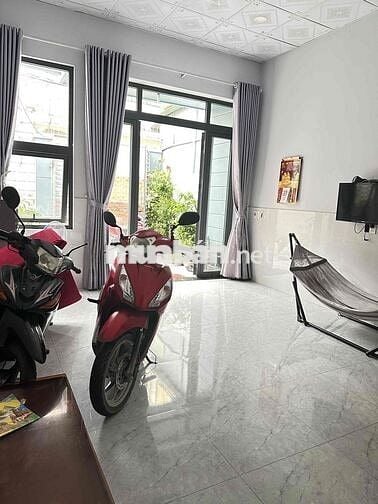Nhà C4 gác Lửng -3pn - Hẻm Tải - Cách Mt 1 Căn . kế chợ , bv , Trường