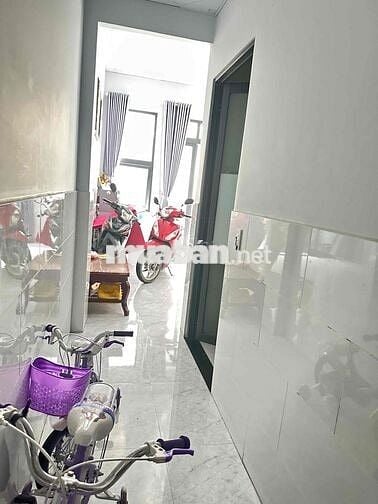 Nhà C4 gác Lửng -3pn - Hẻm Tải - Cách Mt 1 Căn . kế chợ , bv , Trường