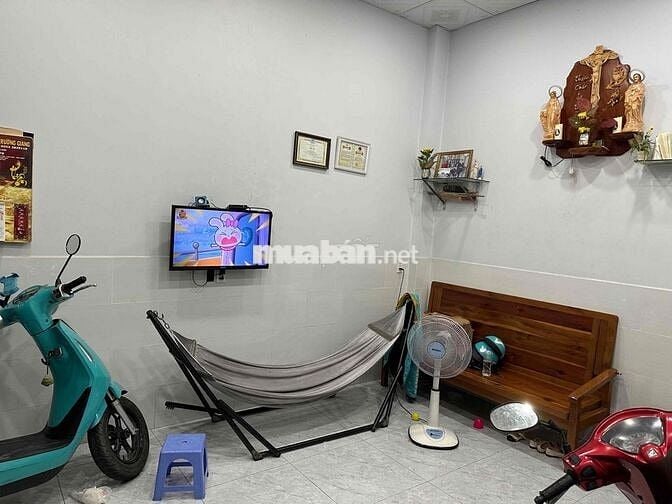 Nhà C4 gác Lửng -3pn - Hẻm Tải - Cách Mt 1 Căn . kế chợ , bv , Trường