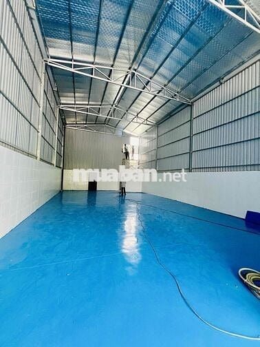 NHÀ XƯỞNG MỚI XÂY Y HÌNH DT 8x20 NỀN SƠN EPOXY HẺM XE TẢI LỚN TRẦN 8m