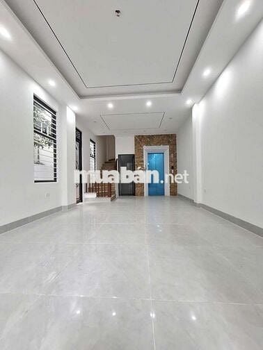 Nhà 6 tầng Thang máy - Diện tích rộng - Gần cầu Vĩnh Tuy, giá tốt