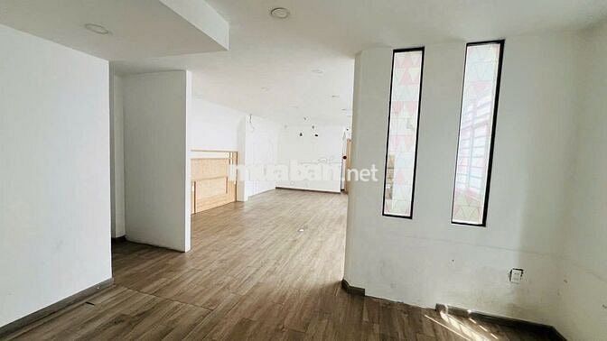 TOÀ NHÀ ỐP KÍNH GÓC 2 MẶT TIỀN NGUYỄN VĂN NGUYỄN, TÂN ĐỊNH, QUẬN 1