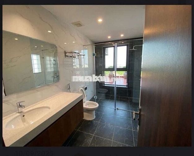 Tôi cần bán nhà mặt phố Nghi Tàm 7tầng thang máy full nội thất