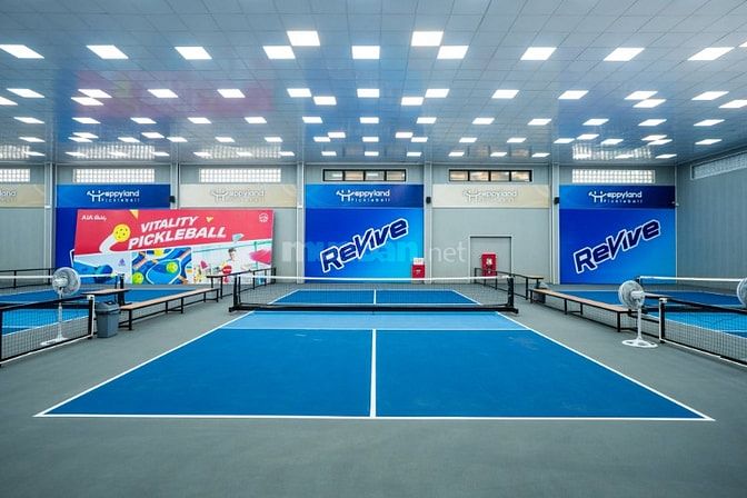 Nhân viên phục vụ sân Pickleball
