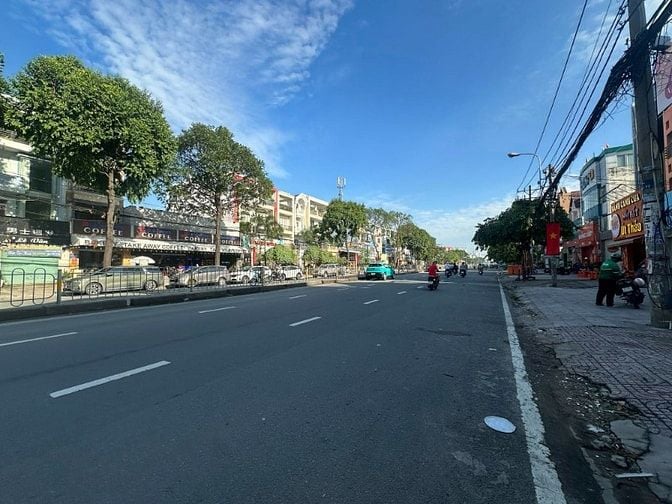  Cho thuê nhà chính chủ góc 2MT 282 đường Tên Lửa 12 x 20m, 90 triệu