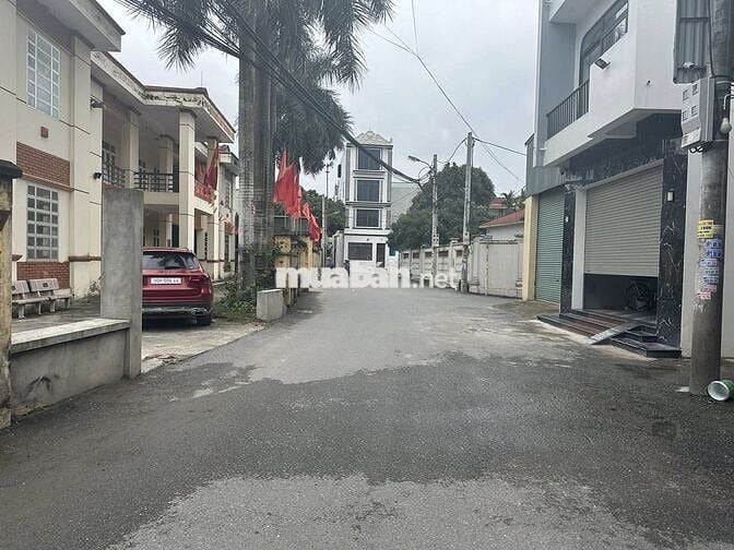 đất chính chủn người nhà bán,ac quan tâm lh e hoặc ib zalo