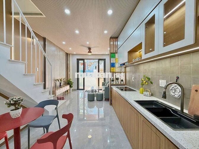 Nhà xây mới Hàn Mặc Tử 3PN giếng trời vài bước chân ra đường oto