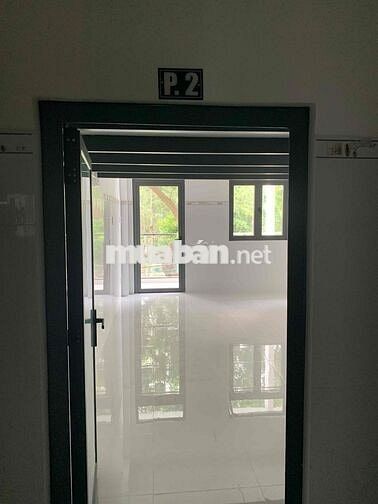 Phòng trọ lớn giá bình dân mặt tiền trước có công viên cây xanh